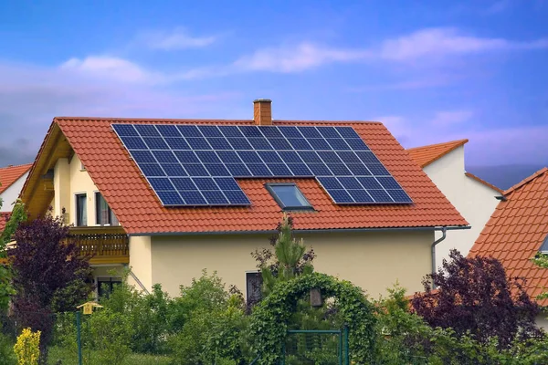 Zonnepanelen Het Dak Van Een Huis — Stockfoto