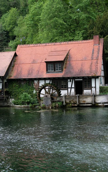 Старый Деревянный Дом Реке — стоковое фото