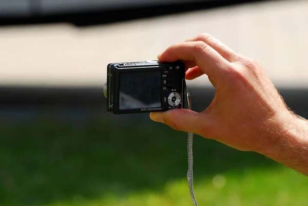 Close Hand Holding Camera Tripod — Stock Photo, Image