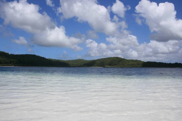 青い空の美しい熱帯のビーチ — ストック写真