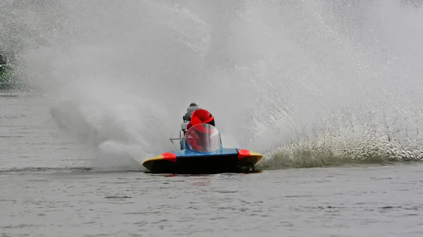 Ein Mann Mit Einem Kajak Auf Dem Fluss — Stockfoto