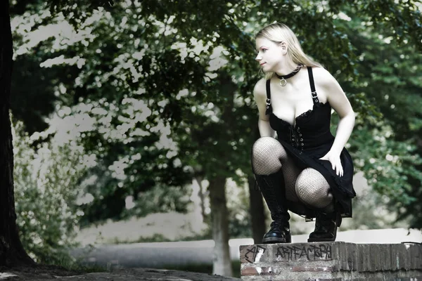 Молодая Женщина Черном Платье Сумкой — стоковое фото