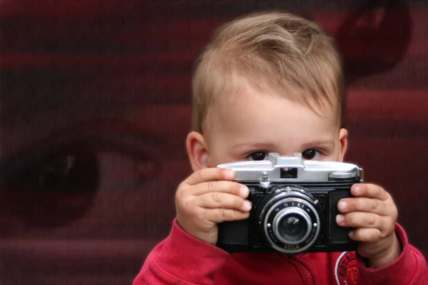 Niño Pequeño Con Cámara Fondo Vieja Película — Foto de Stock