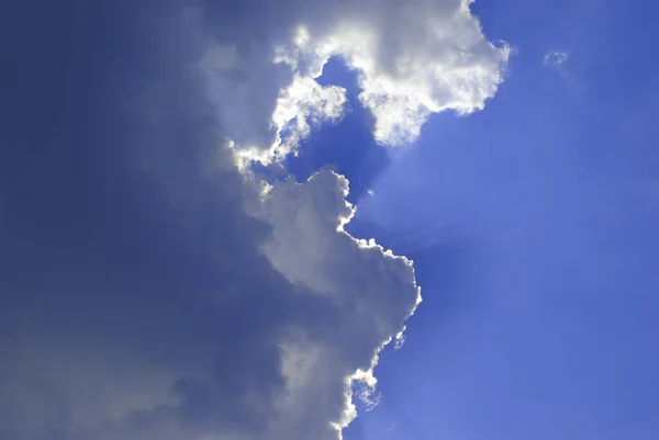 Sol Atrás Das Nuvens — Fotografia de Stock