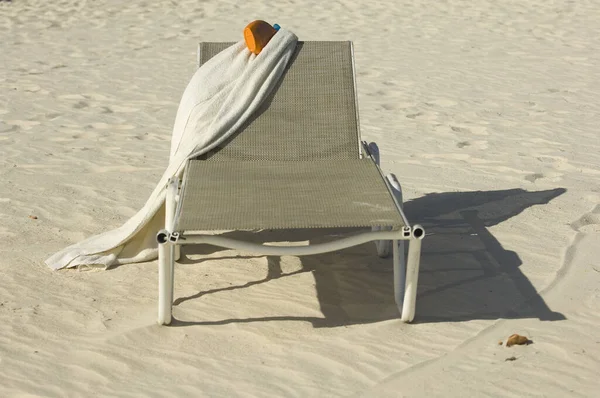 해변에서 의자에 — 스톡 사진