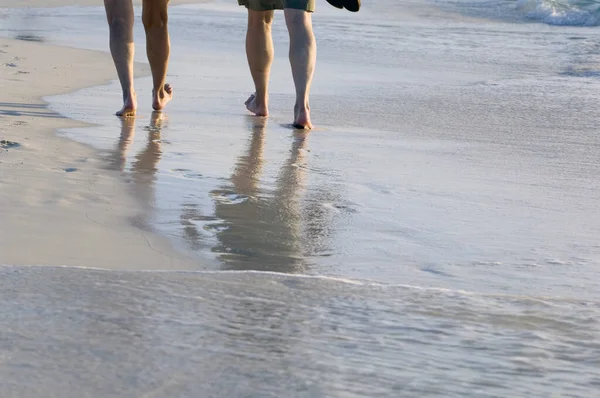 海のそばを歩く — ストック写真