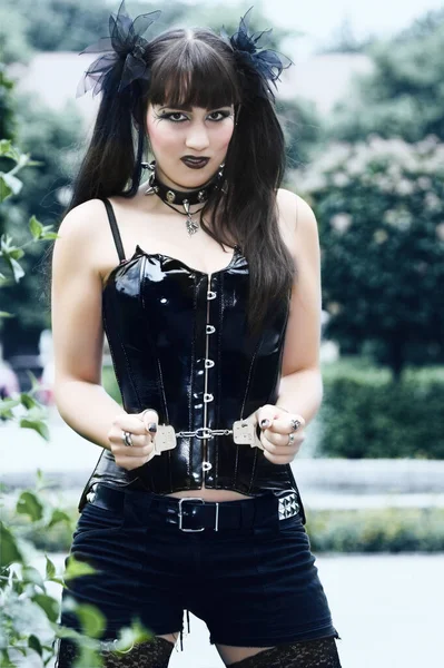 通りにタトゥーのある黒のドレスの美しい若い女性 — ストック写真