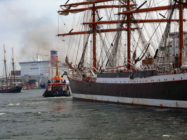 Die Sedov Wird Von Einem Schlepper Aus Dem Hafen Gezogen — Stockfoto