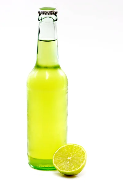 Bier Mit Halber Limette — Stockfoto