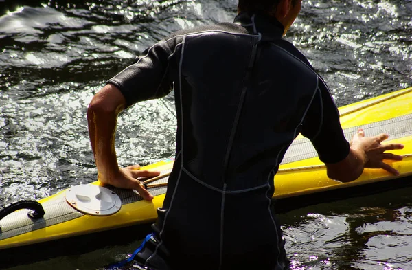 Hombre Kayak Río — Foto de Stock