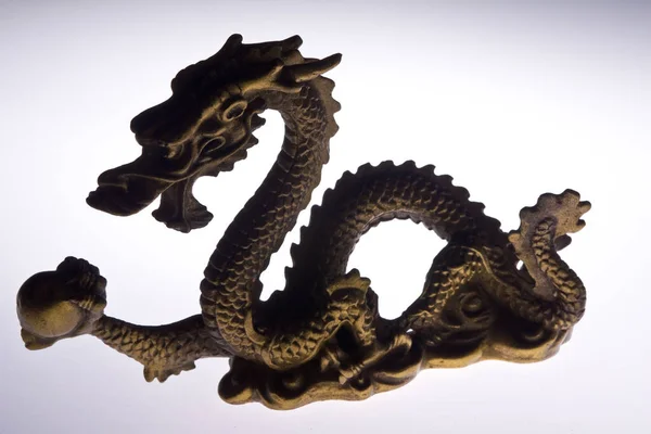 Китайская Скульптура Дракона Белом Фоне — стоковое фото
