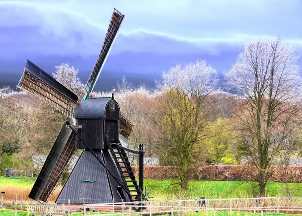 Naturskön Utsikt Över Landskapet Med Väderkvarnsbyggnad — Stockfoto