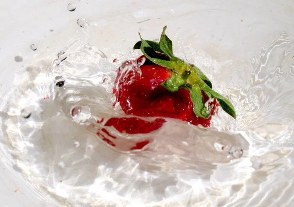 Fragole Fresche Acqua — Foto Stock