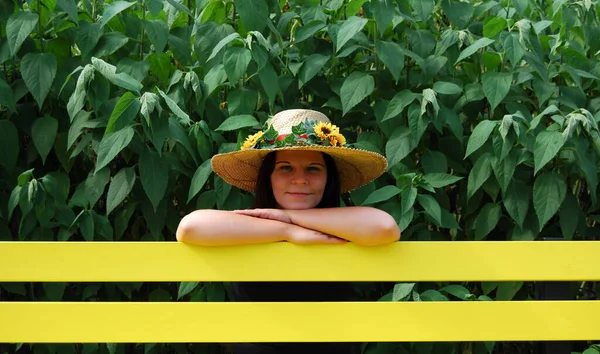 Jovem Mulher Chapéu Sentado Grama Parque — Fotografia de Stock