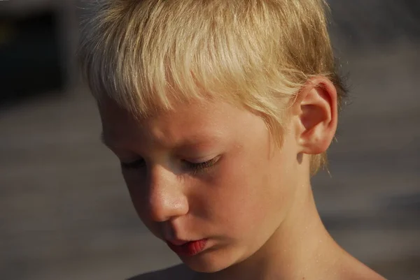 海の上の悲しい少年の肖像画 — ストック写真