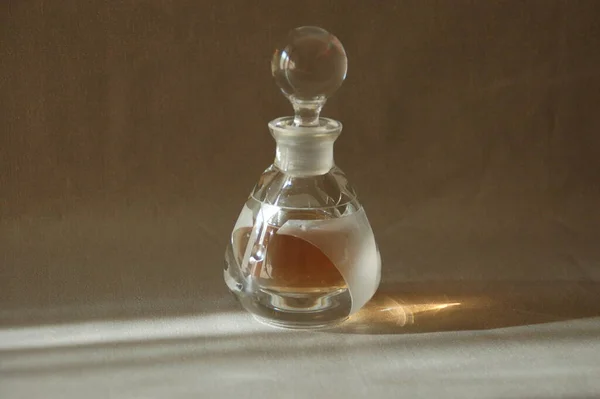 Ένα Ποτήρι Άρωμα Στο Τραπέζι — Φωτογραφία Αρχείου
