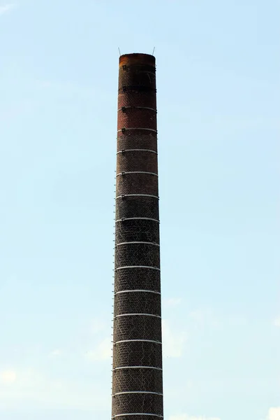 Oude Fabrieksschoorsteen Tegen Blauwe Lucht — Stockfoto