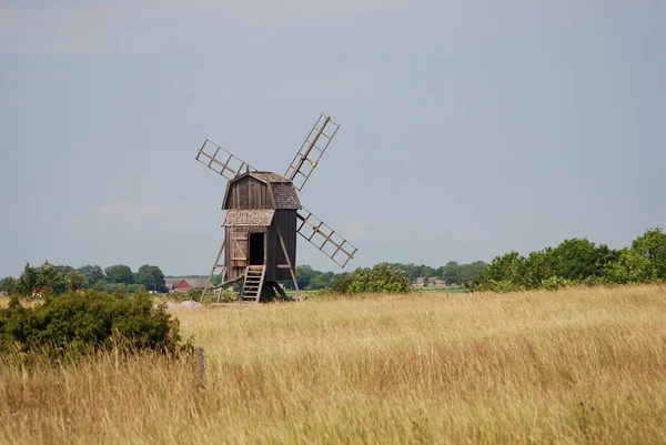 Naturskön Utsikt Över Landskapet Med Väderkvarnsbyggnad — Stockfoto