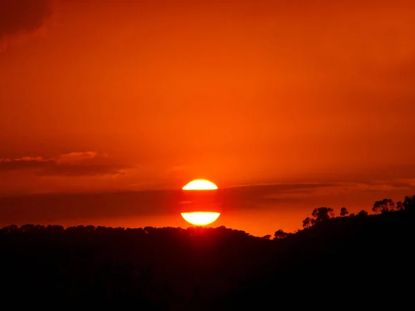 Λίγο Πριν Ηλιοβασίλεμα Ουρανός Έγινε Βαθύς Κόκκινος — Φωτογραφία Αρχείου