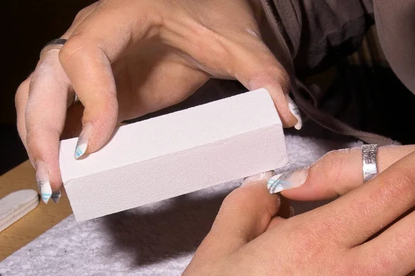 Χέρι Μιας Γυναίκας Που Κρατάει Ένα Άσπρο Κουτί Ένα Κομμάτι — Φωτογραφία Αρχείου