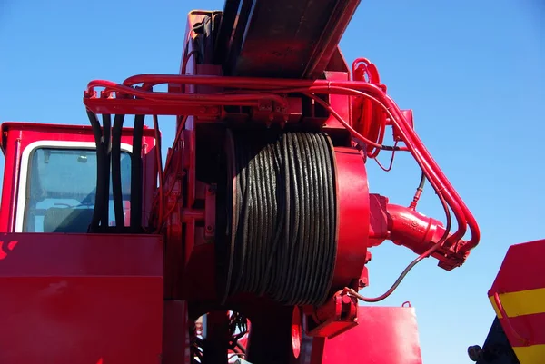 Червоний Трактор Полі — стокове фото