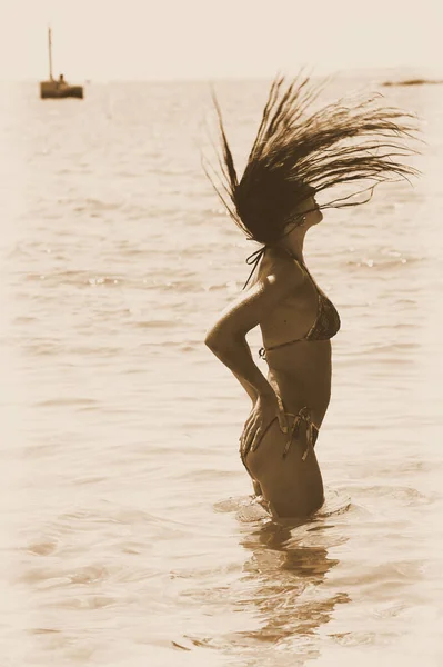 Jovem Mulher Biquíni Praia — Fotografia de Stock