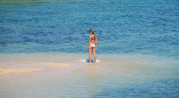 Kumsalda Beyaz Bikinili Genç Bir Kadın — Stok fotoğraf