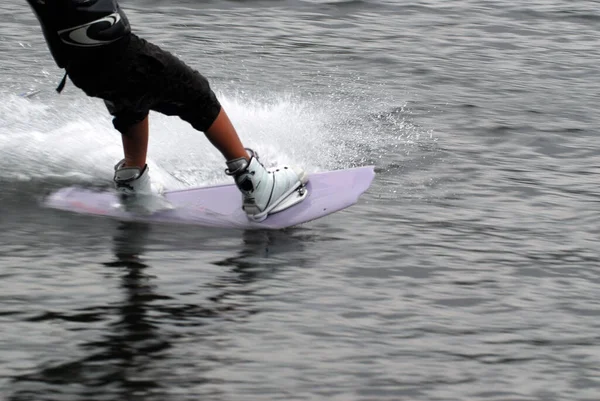 Jeune Homme Dans Mer Avec Une Planche Surf — Photo