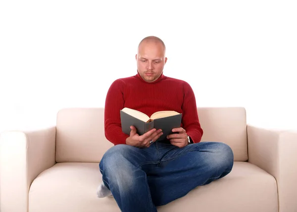 Joven Leyendo Libro Mientras Está Sentado Sofá Casa —  Fotos de Stock