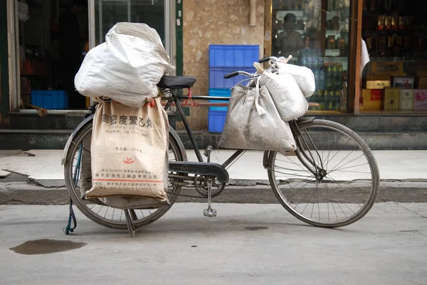 Altes Fahrrad Auf Der Straße — Stockfoto