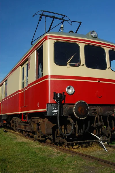 Roter Zug Auf Dem Bahnhof — Stockfoto