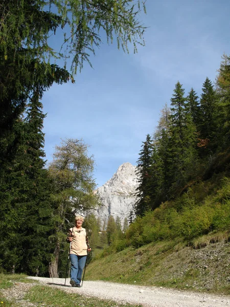 Femme Dans Paysage Montagne — Photo