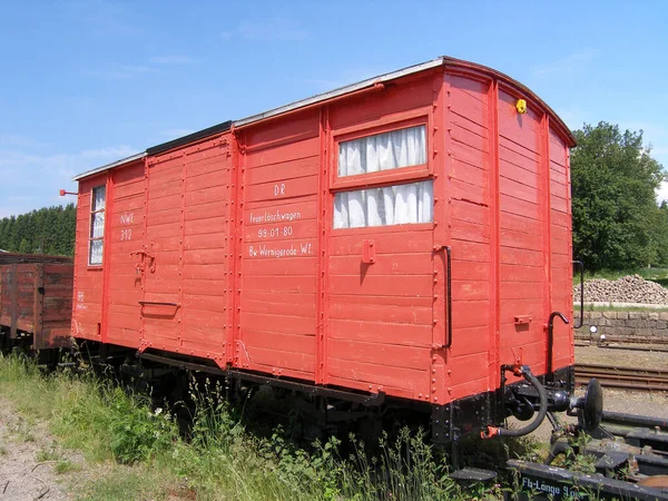 Tren Istasyonundaki Eski Kırmızı Tren — Stok fotoğraf