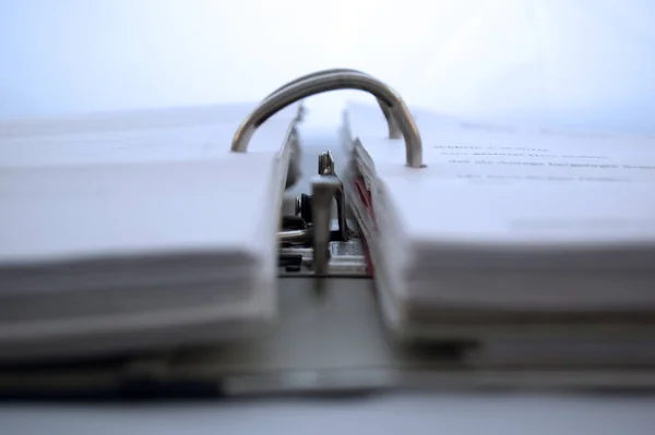 Bir Toka Ile Kağıt Yığınının Yakın Plan Görüntüsü — Stok fotoğraf