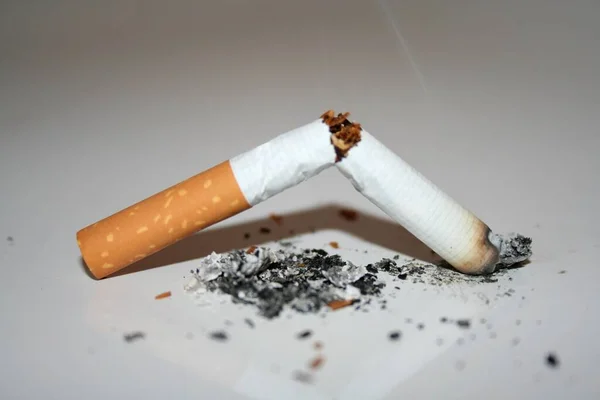 Cigaretové Nedopalky Cigarety Černém Pozadí — Stock fotografie
