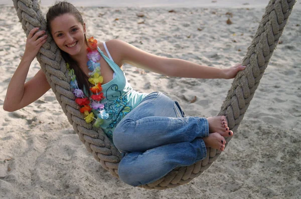 Giovane Donna Seduta Sulla Spiaggia — Foto Stock