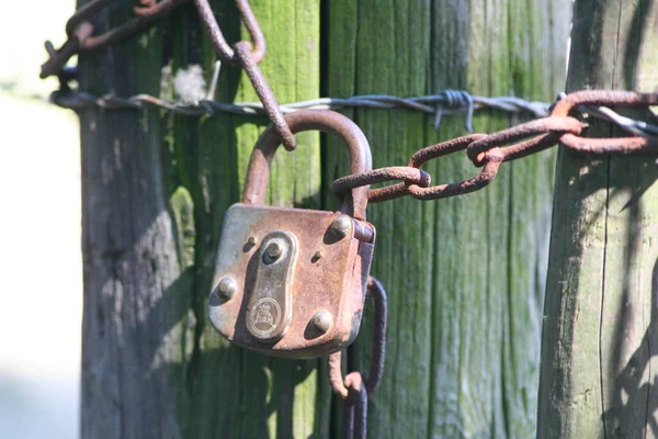 Vieux Cadenas Avec Chaîne Rouillée — Photo