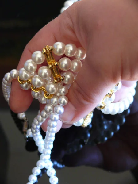 Mujer Que Tiene Collar Perlas —  Fotos de Stock