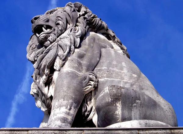 Diese Löwenstatue Steht Auf Der Einen Seite Der Hafeneinfahrt Von — Stockfoto