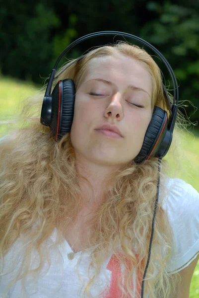 Νεαρή Γυναίκα Απολαμβάνει Μουσική — Φωτογραφία Αρχείου