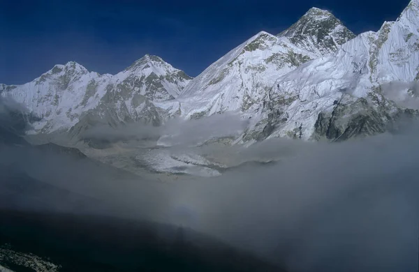 我的影子像光环在珠穆朗玛峰前 这种现象在过去曾使许多登山者陷入疯狂和自杀的境地 因为他认为这是盖瓦特死亡事件 — 图库照片