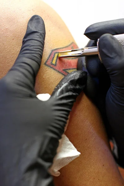 Artista Tatuagem Fazendo Uma Manicure Salão Beleza — Fotografia de Stock