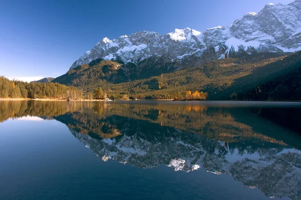 Masyw Zugspitz Widziany Eibsee — Zdjęcie stockowe