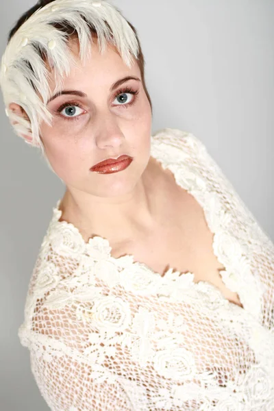 Porträt Einer Schönen Blonden Frau Einem Weißen Kleid — Stockfoto