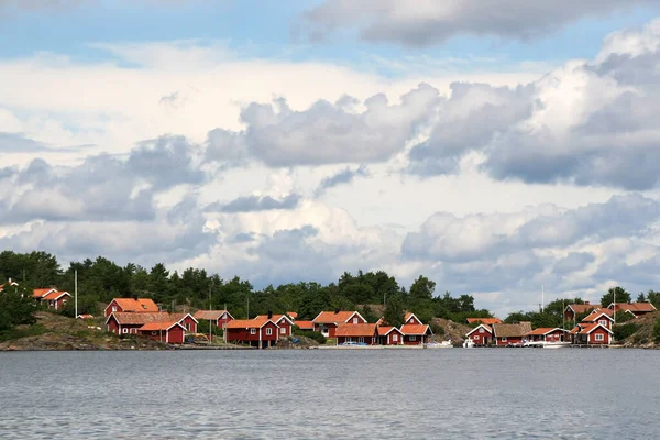 ストックホルム沖の群島の小さな島の典型的なスウェーデンの村 — ストック写真