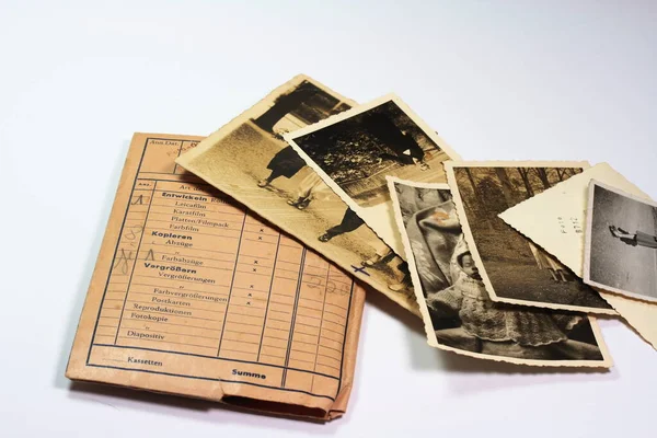 Nahaufnahme Eines Alten Buches Mit Vintage Kamera Auf Weißem Hintergrund — Stockfoto