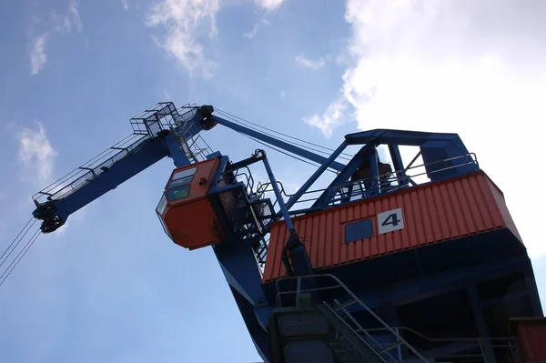 波兰格但斯克港起重机和集装箱码头 — 图库照片