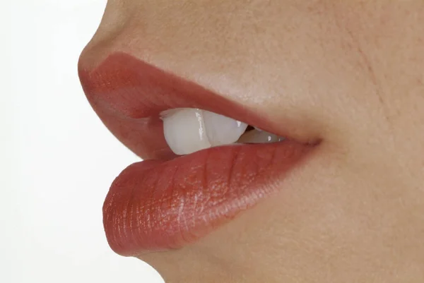 Närbild Kvinnas Mun Med Röda Läppar Och Vita Tänder — Stockfoto
