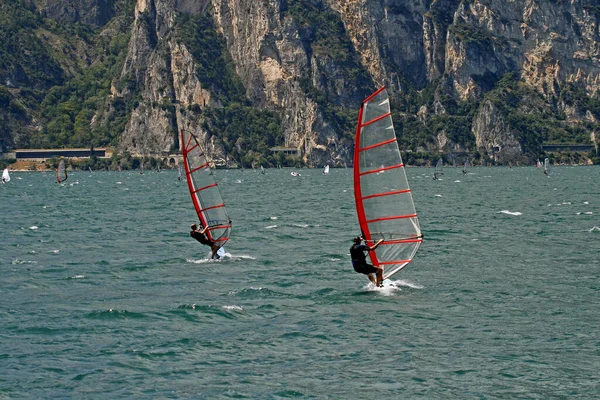 Surfistas Torbole Lago Garda — Foto de Stock