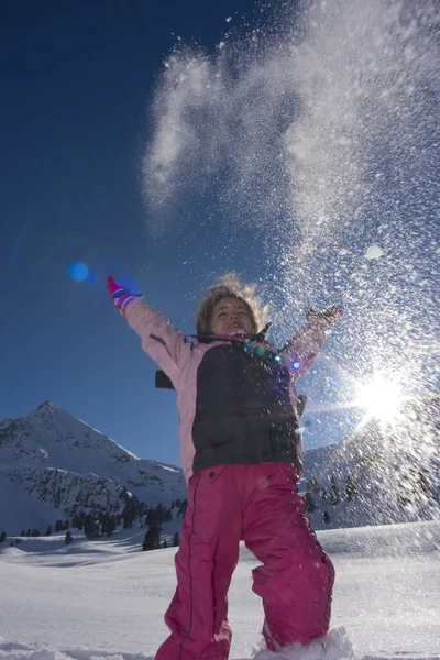 冬雪中快乐的女孩 — 图库照片